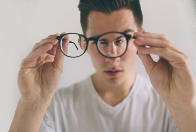Người Cận Thị Thường Mang Kính Có Đặc Điểm