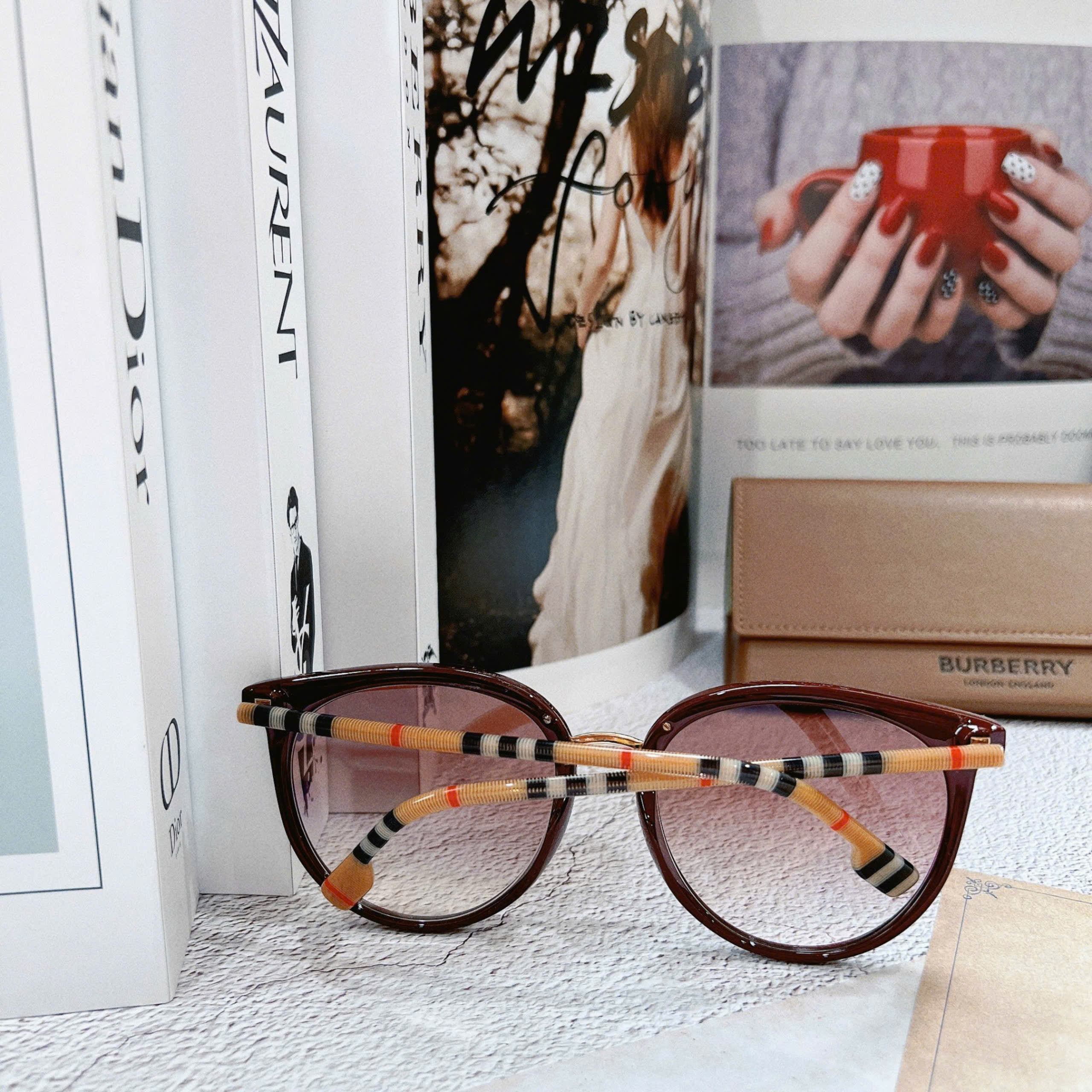 Kính Mắt Burberry Đỏ Bordeaux – Vẻ Đẹp Quyến Rũ, Đậm Chất Thời Trang Anh Quốc